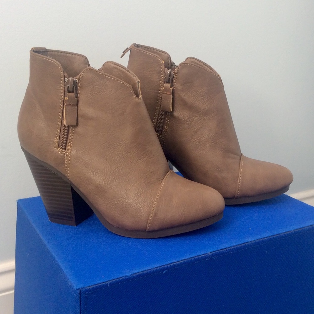 RAMPAGE BROWN ANKLE BOOTS - Size 6M